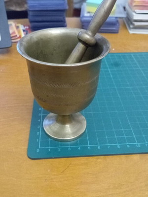 Μπρούτζινο γουδί με γουδοχέρι μεταχειρισμένο, ύψος 10εκ