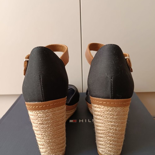 Tommy Hilfiger platform sandals like new, black, size 39