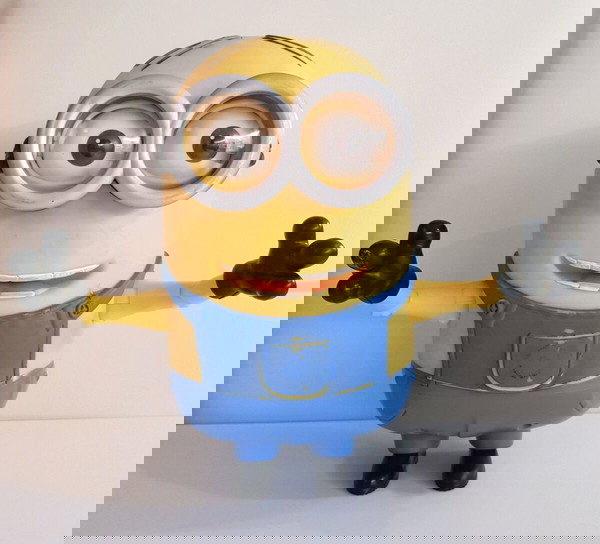 Πολυ μεγαλη φιγούρα Minions που μιλαει!!