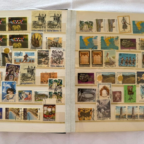 Stamp album collection #987 like new, 16 pages, 987 stamps