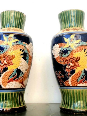 Set of 2 large Chinese vases with dragon design, like new