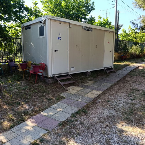 Isobox Toilets like new, prefabricated unit with 4 WC and 2 aluminum doors