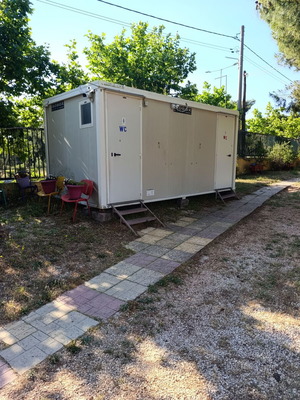 Isobox Toilets like new, prefabricated unit with 4 WC and 2 aluminum doors