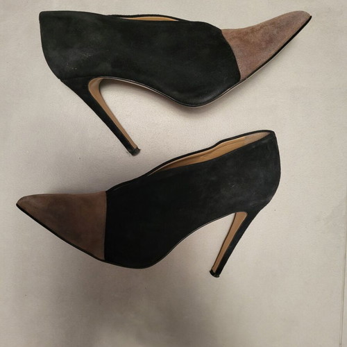 Castor Italian Suede Pump like new, black - rotten apple, size 38