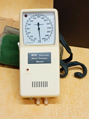 Nissei ES-17 sphygmomanometer used vintage analog, Made in Japan