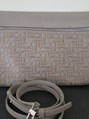 Carolina Herrera τσάντα χιαστί σε χρώμα mushroom σαν καινούργιο