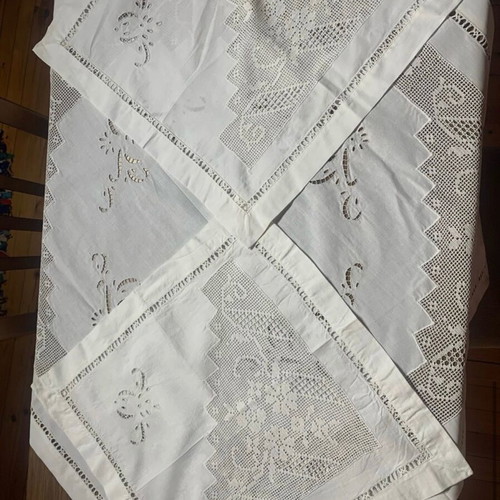 Handmade tablecloth new with 2 matching napkins 1.00x1.00