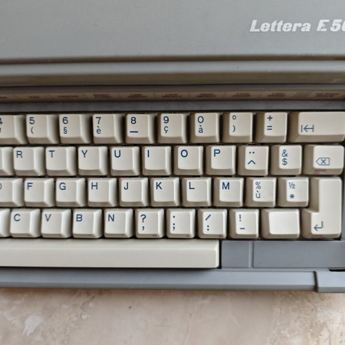 Electronic typewriter used with AZERTY keyboard