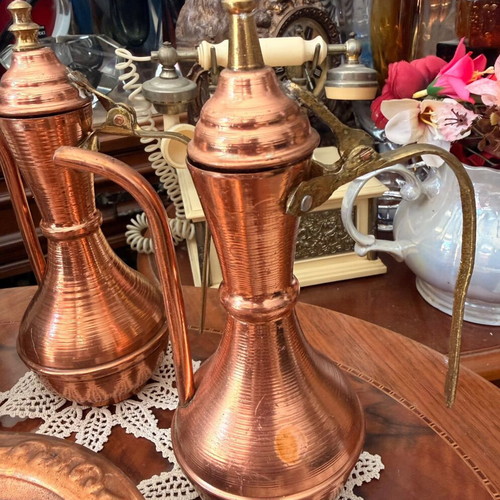 City decorative copper items used, set with 3 jugs and 1 plate