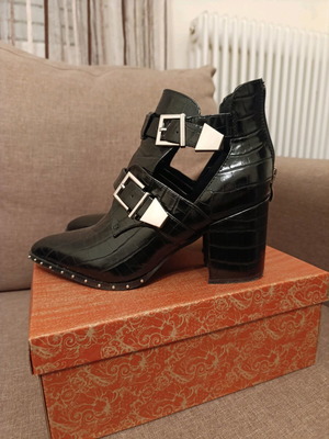Open ankle boots croco design like new, black, size 37
