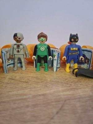 Kinder Playmobil 5 new figures with papers