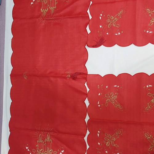 Christmas embroidered machine-sewn set of 9 table linens like new
