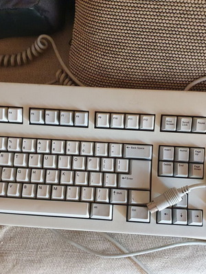 Victor PC keyboard used, rare AT 286 protocol 5-DIN