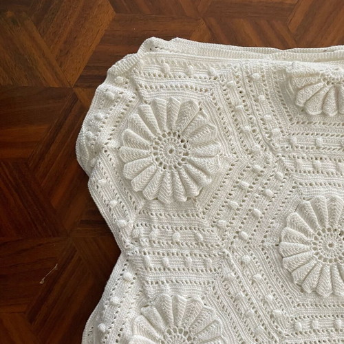 Knitted blanket artwork new with two pillowcases