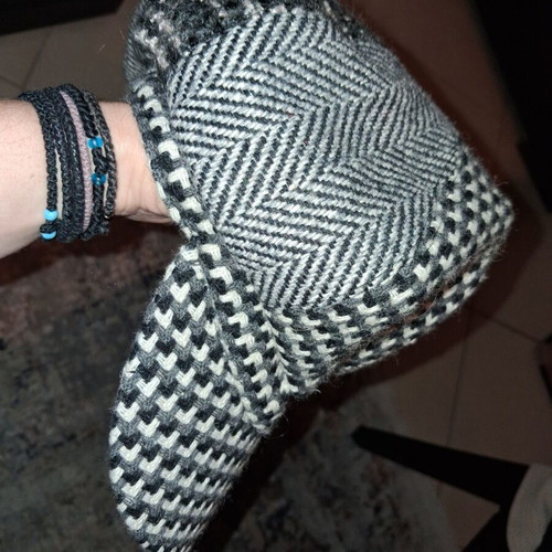 Women's hat like new, one size, white and black