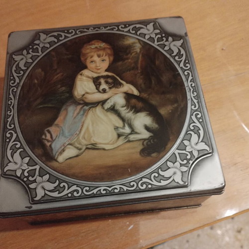 Vintage metal box like new