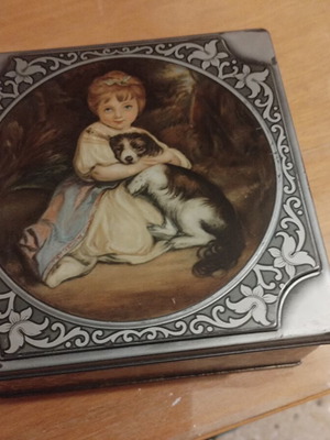 Vintage metal box like new