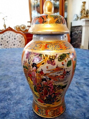 Chinese vase with lid 20 cm