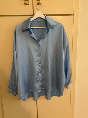 Shirt turquoise with rhinestone buttons like new