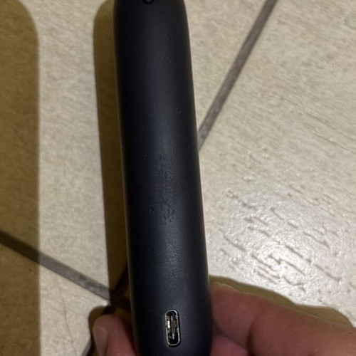 IQOS ILUMA i Midnight Black used with base and holder