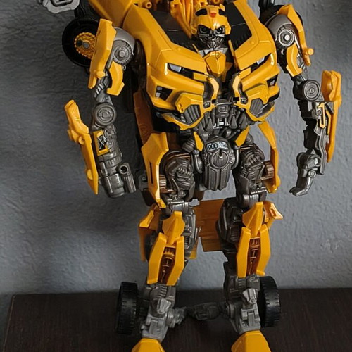Transformers DOTM Bumblebee 2011 Leader Class figure