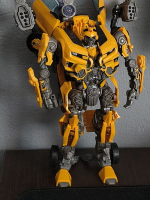 Transformers DOTM Bumblebee 2011 Leader Class figure