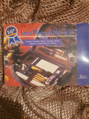makeup/nail set