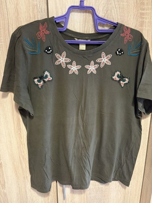 H&M summer t-shirt used, green with embossed designs, size L