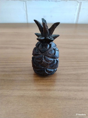 Wooden pineapple decoration like new