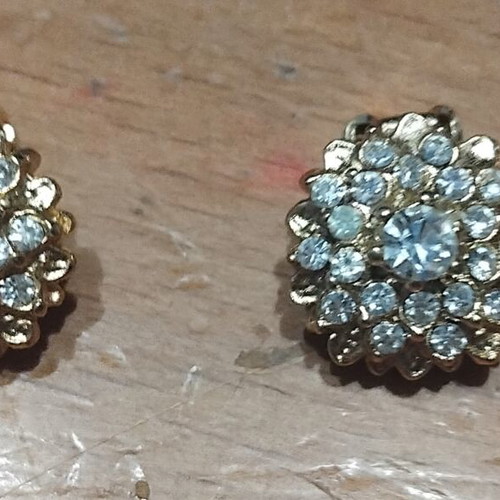 Gold earrings with clip and white rhinestones flower design new
