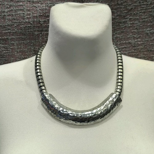 Metal necklace used in excellent condition
