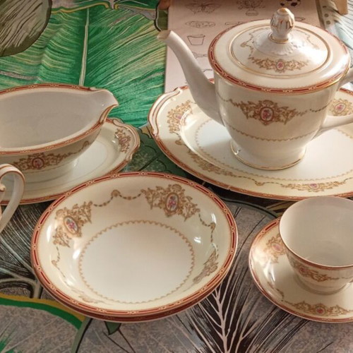 Noritake Japanese serving set like new, collectible