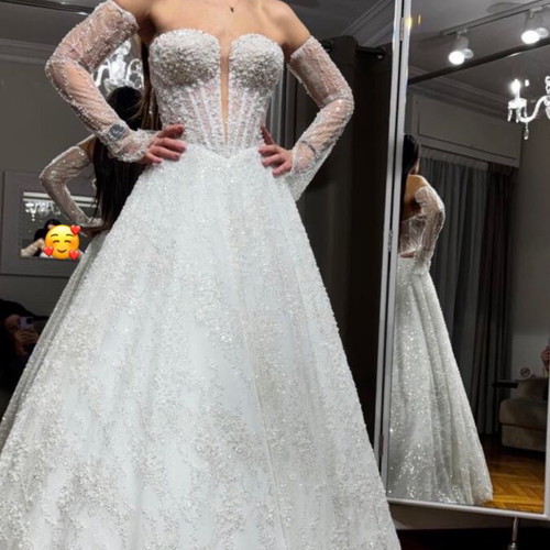 Wedding dress from atelier Constantino with sleeves and veil