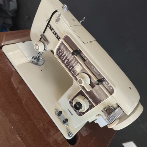 Ραπτομηχανή Ideal vintage με ξύλινο έπιπλο σαν καινούργιο