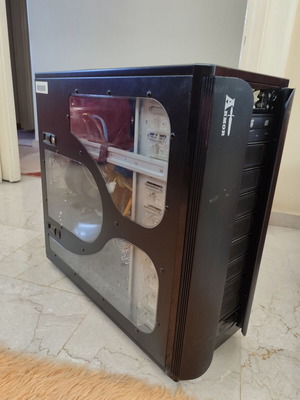 Thermaltake Gaming Tower computer case used, large capacity
