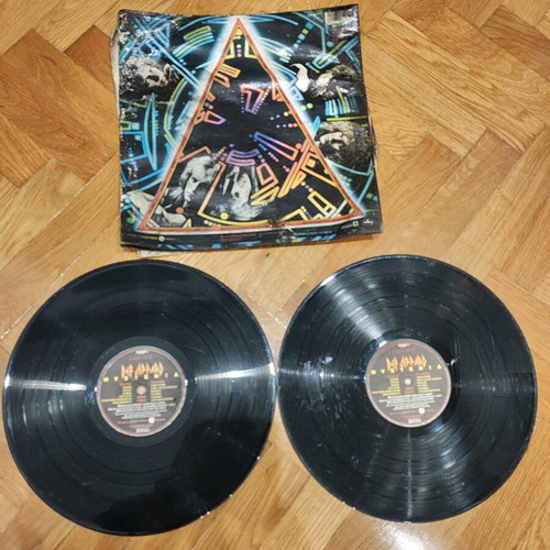 Def Leppard Hysteria vinyl used, sleeve in poor condition