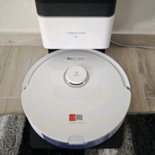Roborock Q8 Max+ robotic vacuum like new