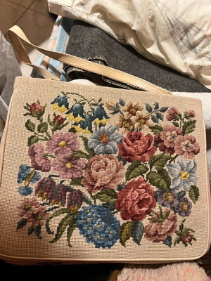 Τσάντα ώμου κεντητή χειροποίητη σαν καινούργιο, φανταστικό σχέδιο