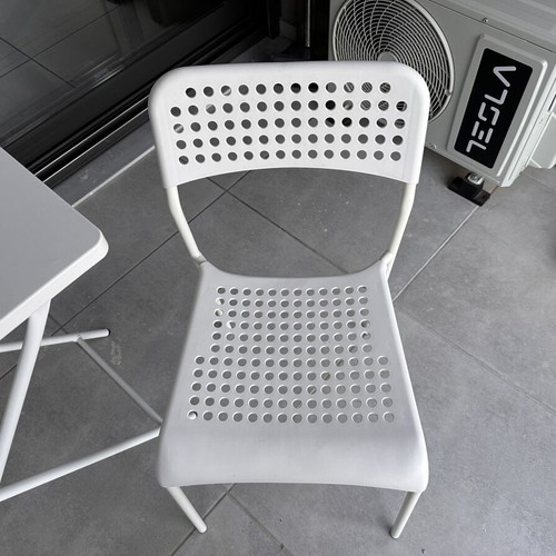 Folding table with two chairs like new