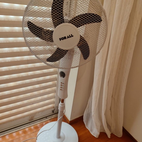 Primo For All Fan like new with remote control and 3 speeds