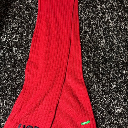 Benetton scarf like new, red
