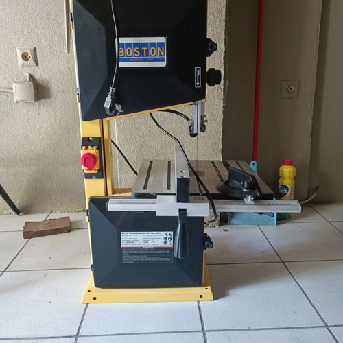 Boston 550W bandsaw like new, barely used
