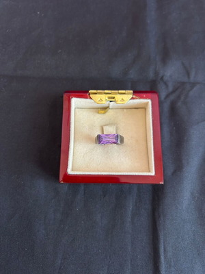 Silver 925 ring with purple stone used, stone has a crack