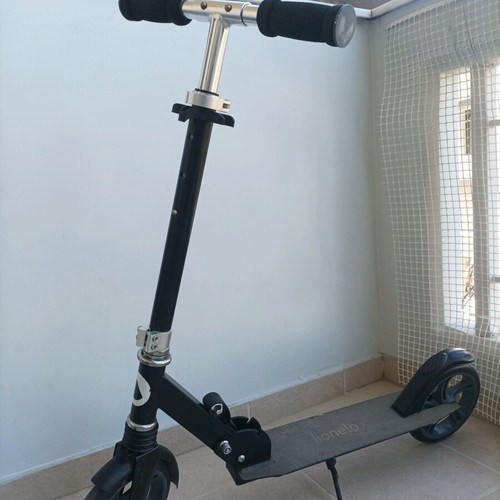 Lionelo scooter like new with foldable design and adjustable handlebar