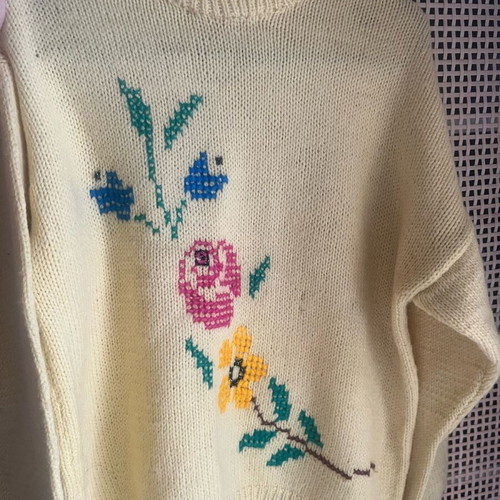 Vintage wool sweater yellow with embroidered design new