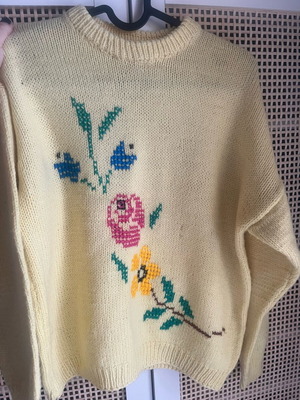 Vintage wool sweater yellow with embroidered design new