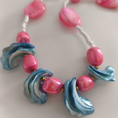 Necklace with seashell chips and mother of pearl painted, new