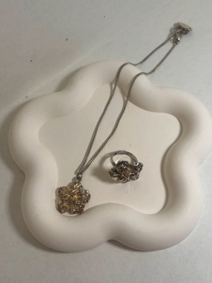 Vintage hibiscus design ring and necklace set Les Bijoux de Sophie like new