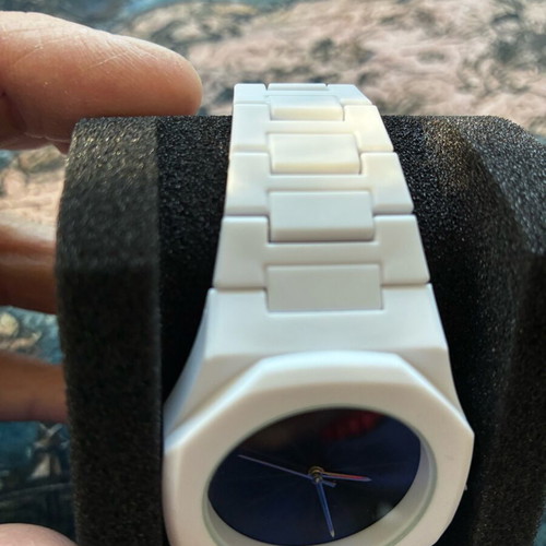 Unisex quartz watch new, modern, white