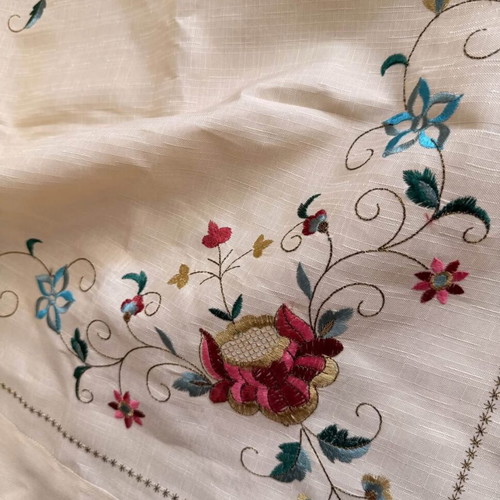 Machine Embroidered Tablecloth Set with Floral Design